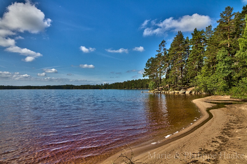 Tiveden 7028_29_30.jpg - Ce grand lac est tellement acide que l'eau a une couleur rouge, qu'il n'y a pas de végétation aquatique, et pas de poissons... Parc national de Tiveden, Suède (mai 2011)